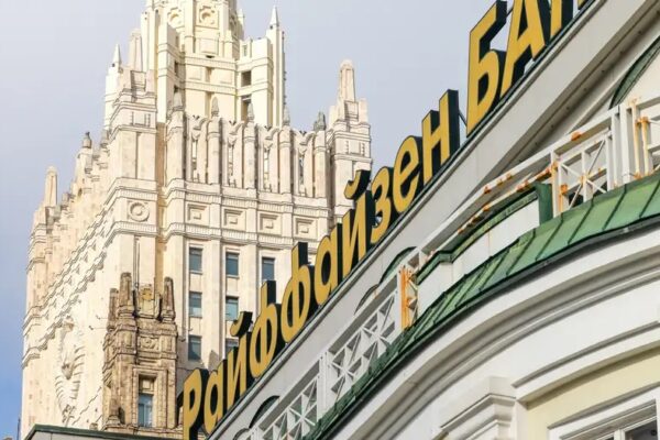Reuters: Raiffeisenbank відкладає відхід з Росії
