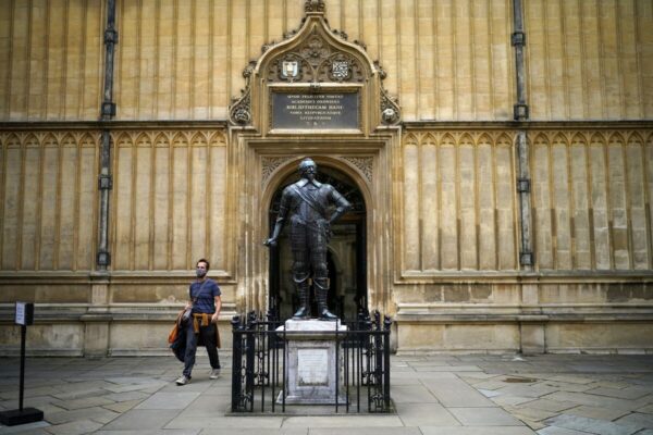 Чи можуть Оксфорд і Кембридж врятувати Гарвард від ChatGPT?
