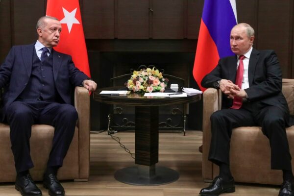 Ердоган збирається в Москву, щоб відновити зернову угоду, тоді як Росія знову атакує українські порти