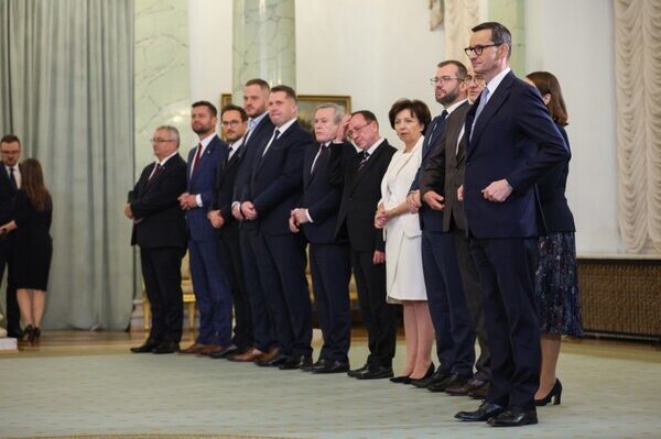 Нова влада Польщі висміює «тимчасовий» уряд Моравецького, порівнюючи його каденцію з життям кімнатної мухи