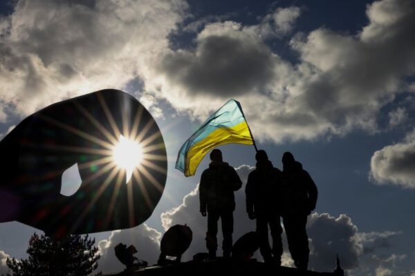 Виснаження, політика та війна в Україні – громадська підтримка, витривалість союзників та війна у 2024 році