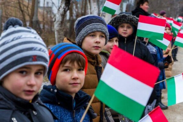 Як Україна повертає навчання угорською заради вступу в ЄС і що буде з російською мовою