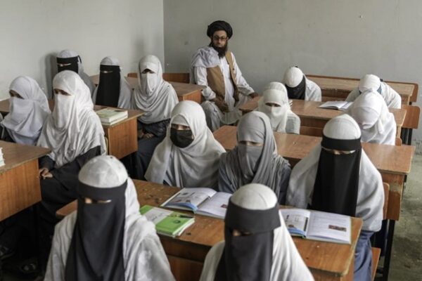Афганські школярки зі сльозами закінчують шостий клас. Під правлінням Талібану їх навчання закінчилося