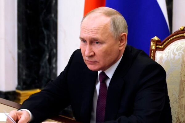 NYT: Путін подає сигнали про готовність домовлятися про замороження війни в Україні. Без жодних поступок