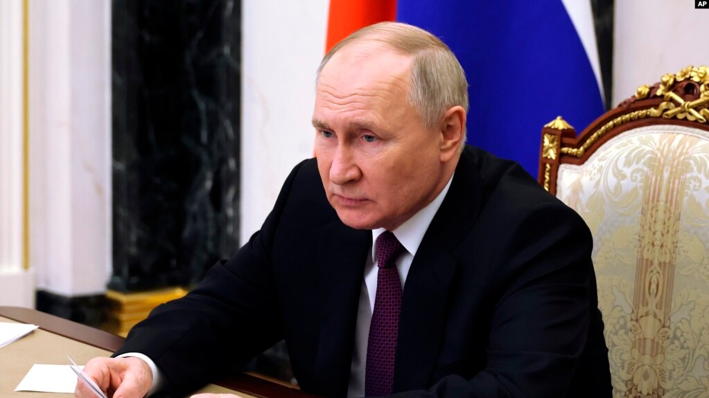 NYT: Путін подає сигнали про готовність домовлятися про замороження війни в Україні. Без жодних поступок