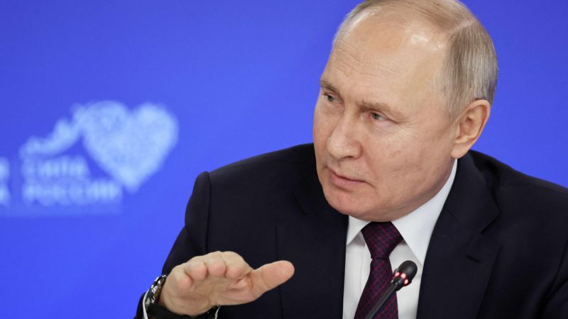 Путін подає сигнали про готовність до переговорів і вже не проти України в НАТО – Bloomberg
