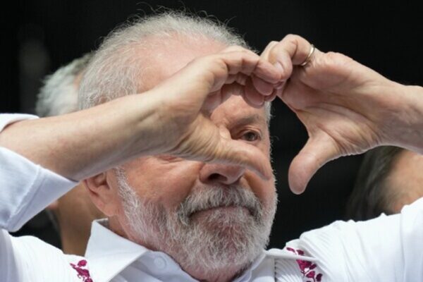 Економіка Бразилії покращується протягом першого року правління президента Лули, але політичний розкол залишається