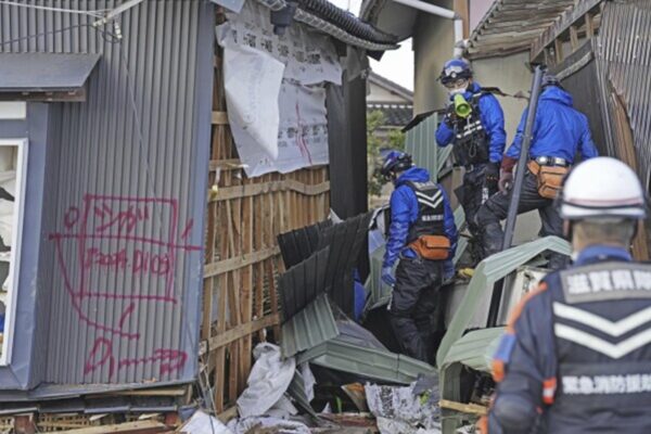 У будинках, зруйнованих землетрусом в Японії, який забрав життя 94 людей, знаходять тих, хто вижив. Десятки все ще вважаються зниклими безвісти