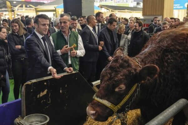 Макрона освистали французькі фермери, які звинувачують його в тому, що він не робить достатньо для підтримки сільського господарства