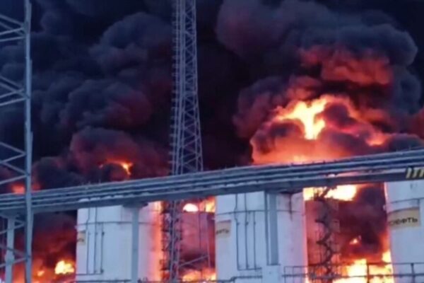 Переробка нафти в Росії впала до 11-місячного мінімуму через атаки українських дронів – Bloomberg