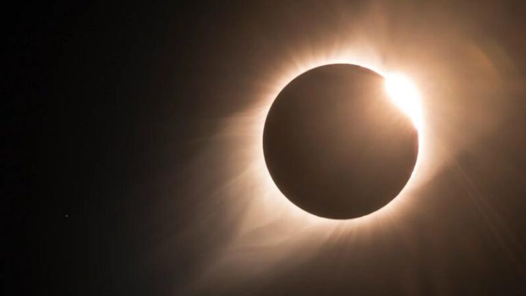 Повне сонячне затемнення. Як воно впливає на світ довкола та на нашу психіку
