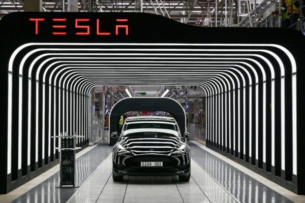 Tesla відмовляється від планів випуску недорогих автомобілів на тлі жорсткої китайської конкуренції на ринку електромобілів
