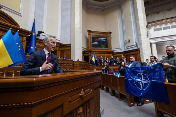 Глава НАТО закликає до довгострокової допомоги Україні в міру просування російської армії