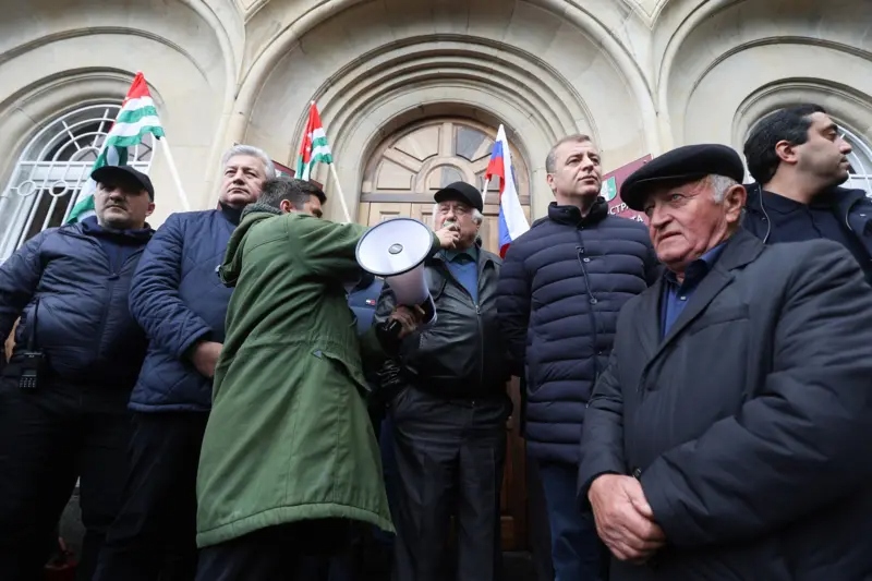 Учасники протестів в Абхазії відмовляються залишати захоплений парламент