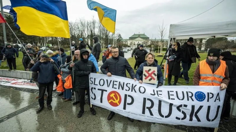 “Ми не російська ганчірка”. Словаччина знову протестує проти проросійської політики Фіцо