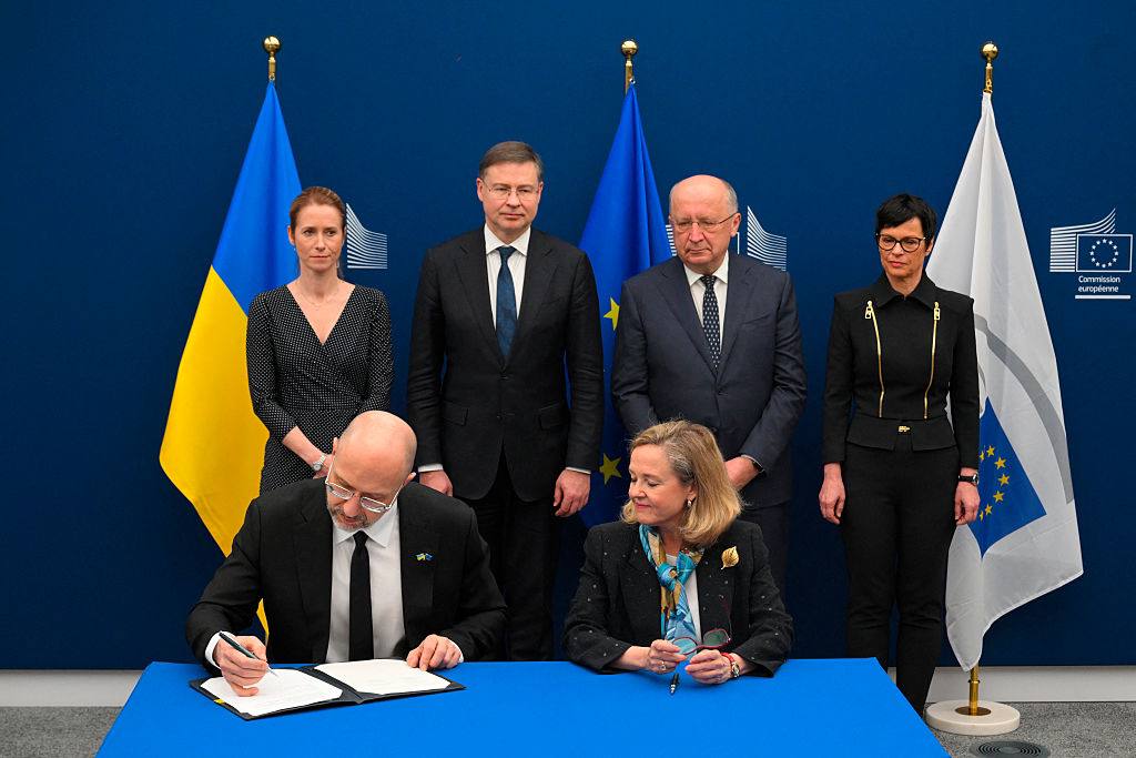 Між ЄС та Україною