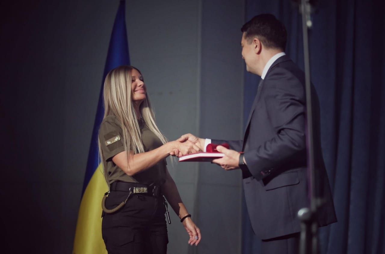 Українська жінка-воїн, тримає фронт захисту, благодійності та єдності